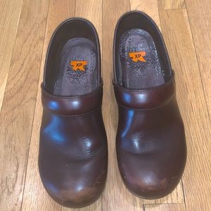 Dansko XP Brown Clogs Size 40/9.5